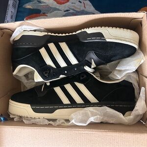 Adidas Men's Black and Cream Sneakers